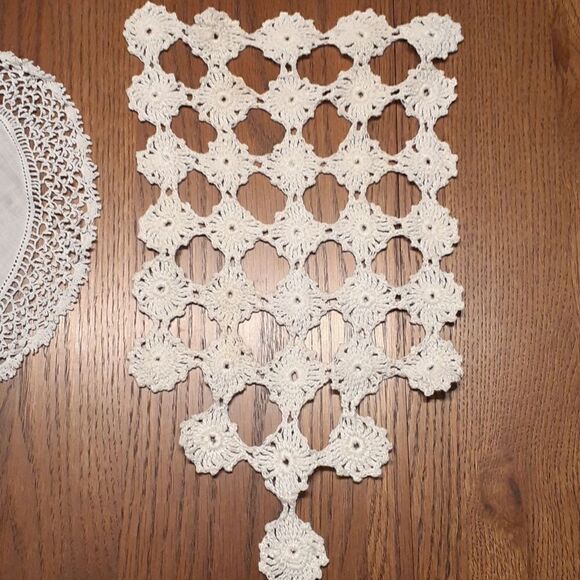 5 pc bundle plus bonus white vintage crocheted/tatted linen & cotton doilys - Picture 11 of 15